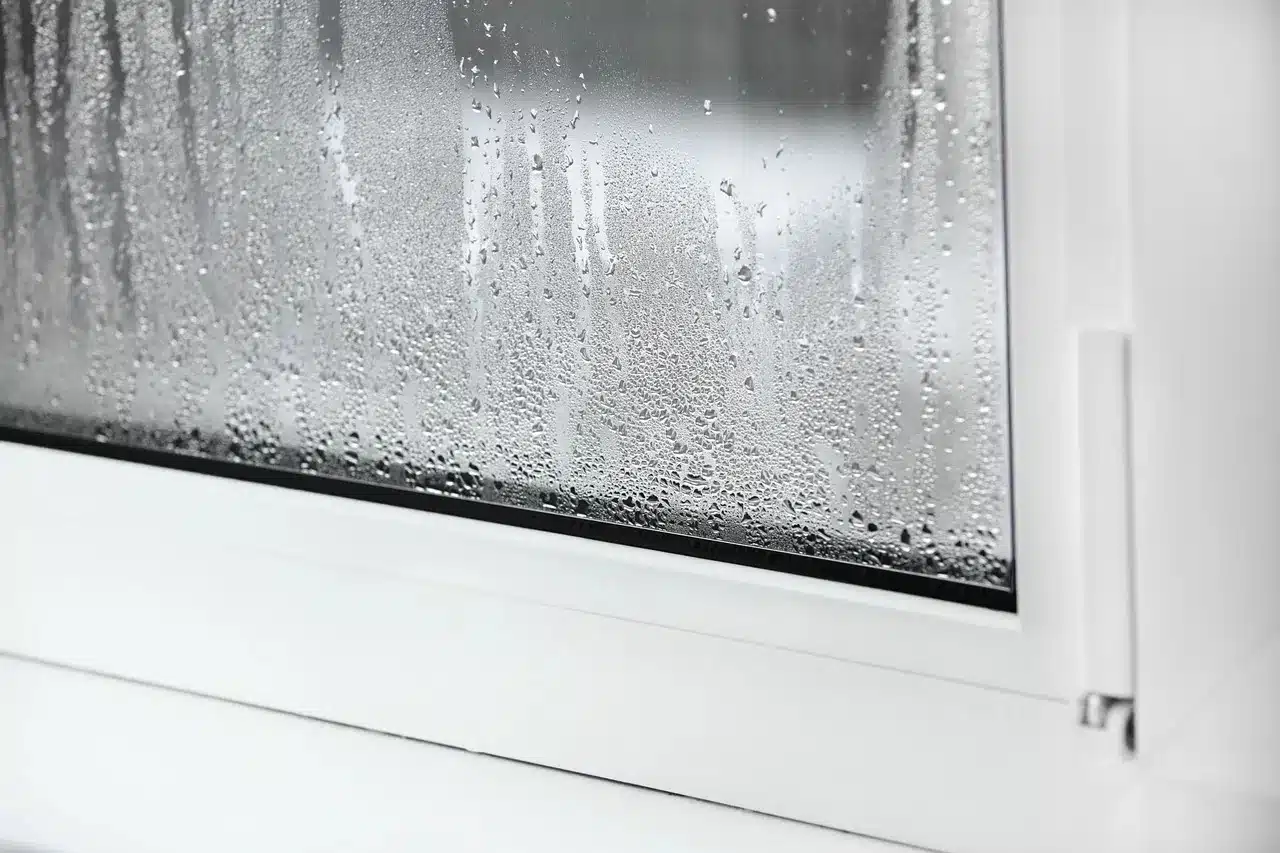 10 astuces pour éviter la condensation sur les fenêtres de la maison