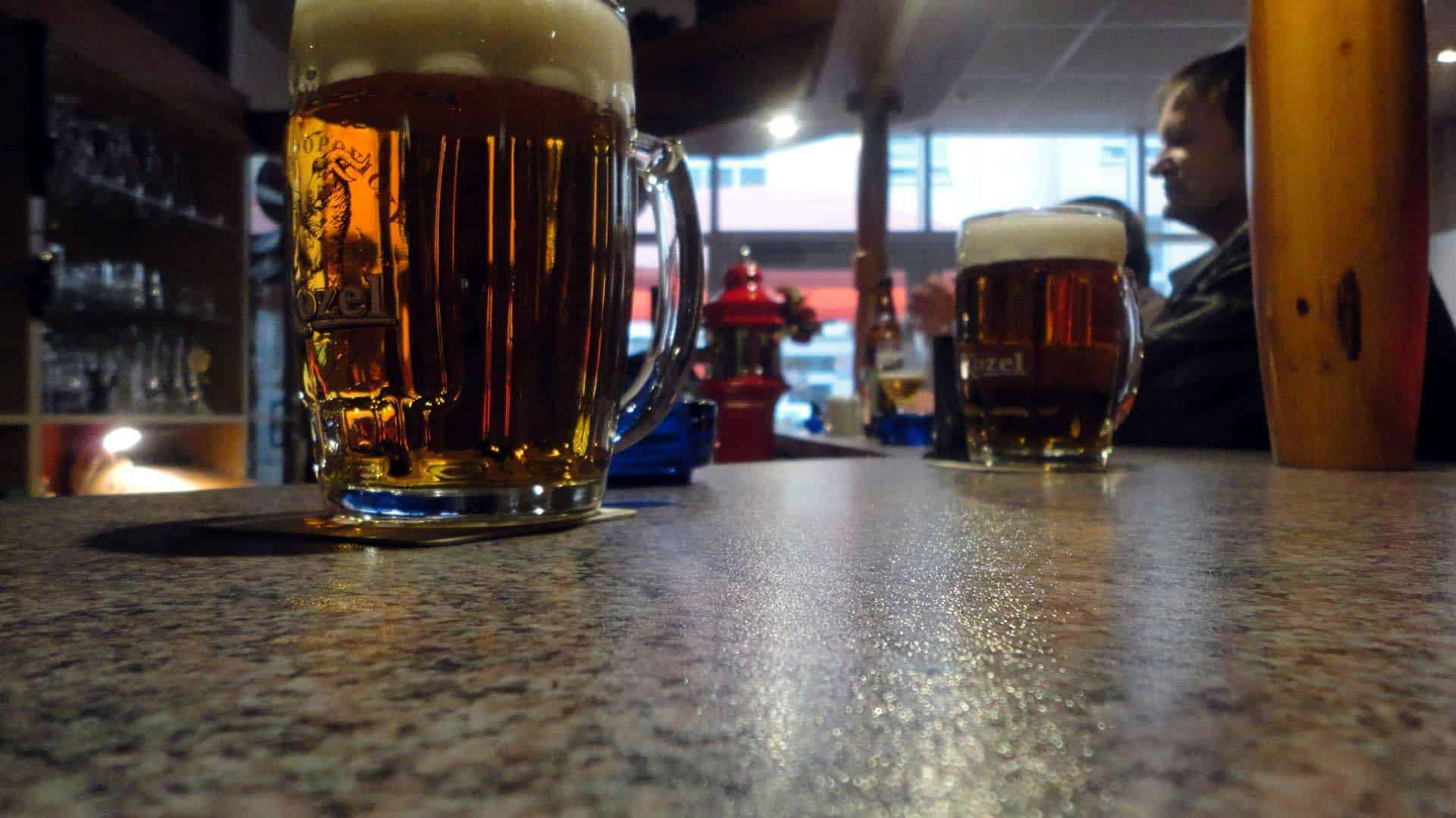 Ambiance chaleureuse d'un pub traditionnel allemand