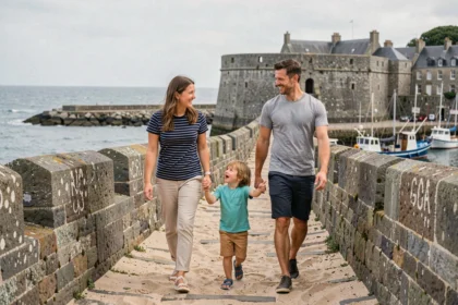 Famille avec enfants se promenant sur les remparts de la ville close de Concarneau en Bretagne