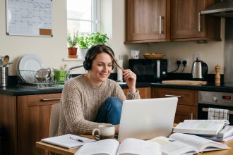 Femme travaillant sur son ordinateur dans une cuisine moderne