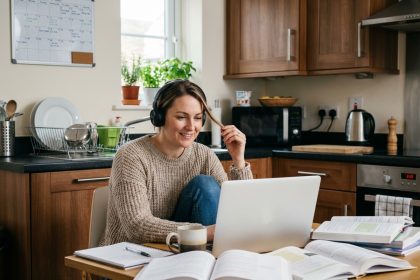 Femme travaillant sur son ordinateur dans une cuisine moderne